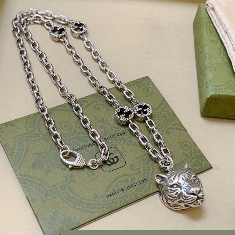G*u*i necklaces
